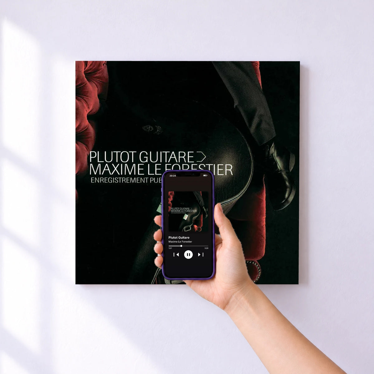 Affiche connectée Plutot Guitare de Maxime Le Forestier au mur : l'album se lance en approchant le téléphone
