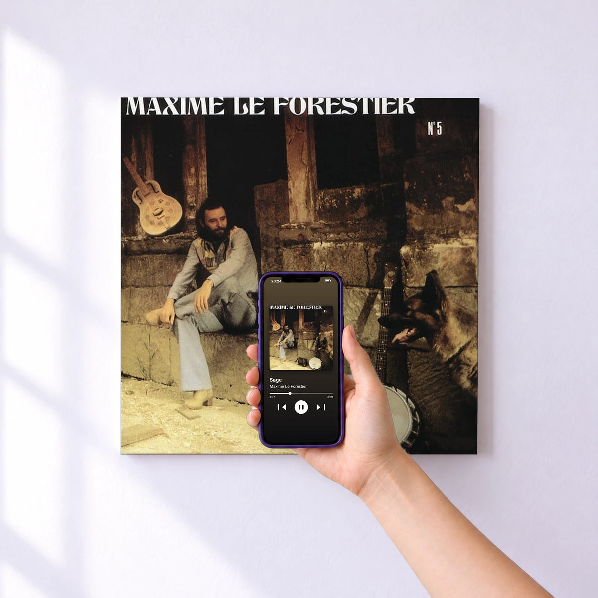 Affiche connectée Sage de Maxime Le Forestier au mur : l'album se lance en approchant le téléphone