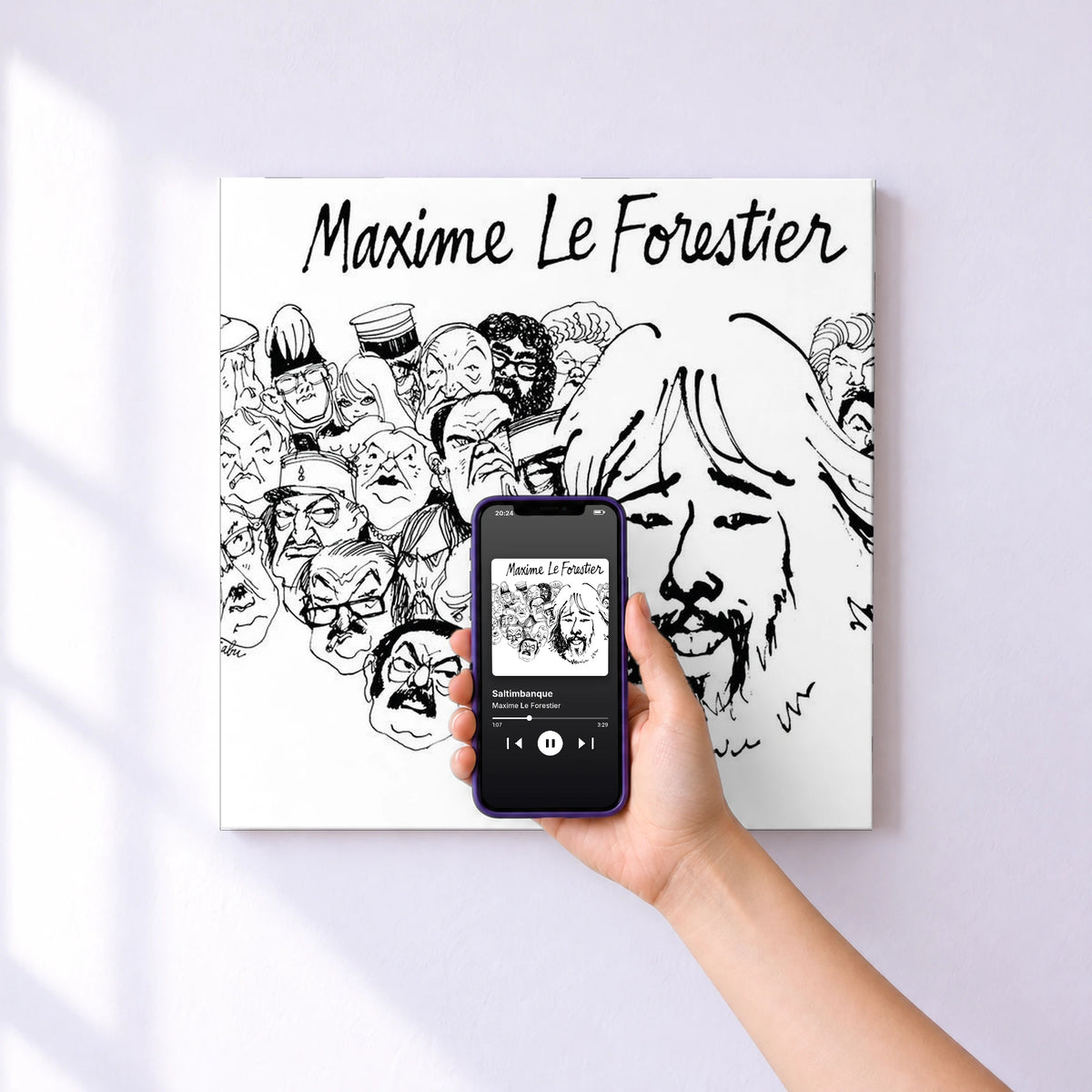 Affiche connectée Saltimbanque de Maxime Le Forestier au mur : l'album se lance en approchant le téléphone