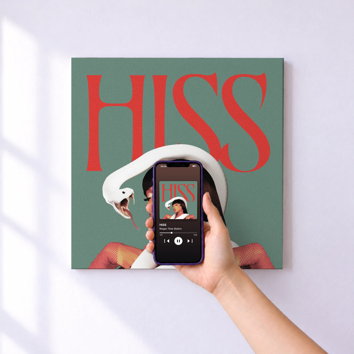 Affiche connectée HISS de Megan Thee Stallion au mur : l'album se lance en approchant le téléphone