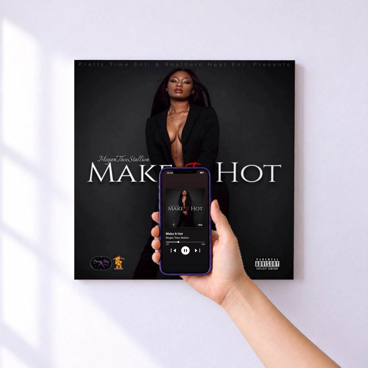 Affiche connectée Make It Hot de Megan Thee Stallion au mur : l'album se lance en approchant le téléphone