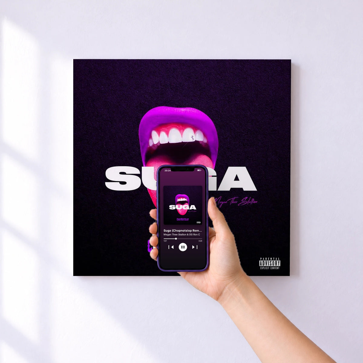 Affiche connectée Suga (Chopnotslop Remix) de Megan Thee Stallion & OG Ron C au mur : l'album se lance en approchant le téléphone