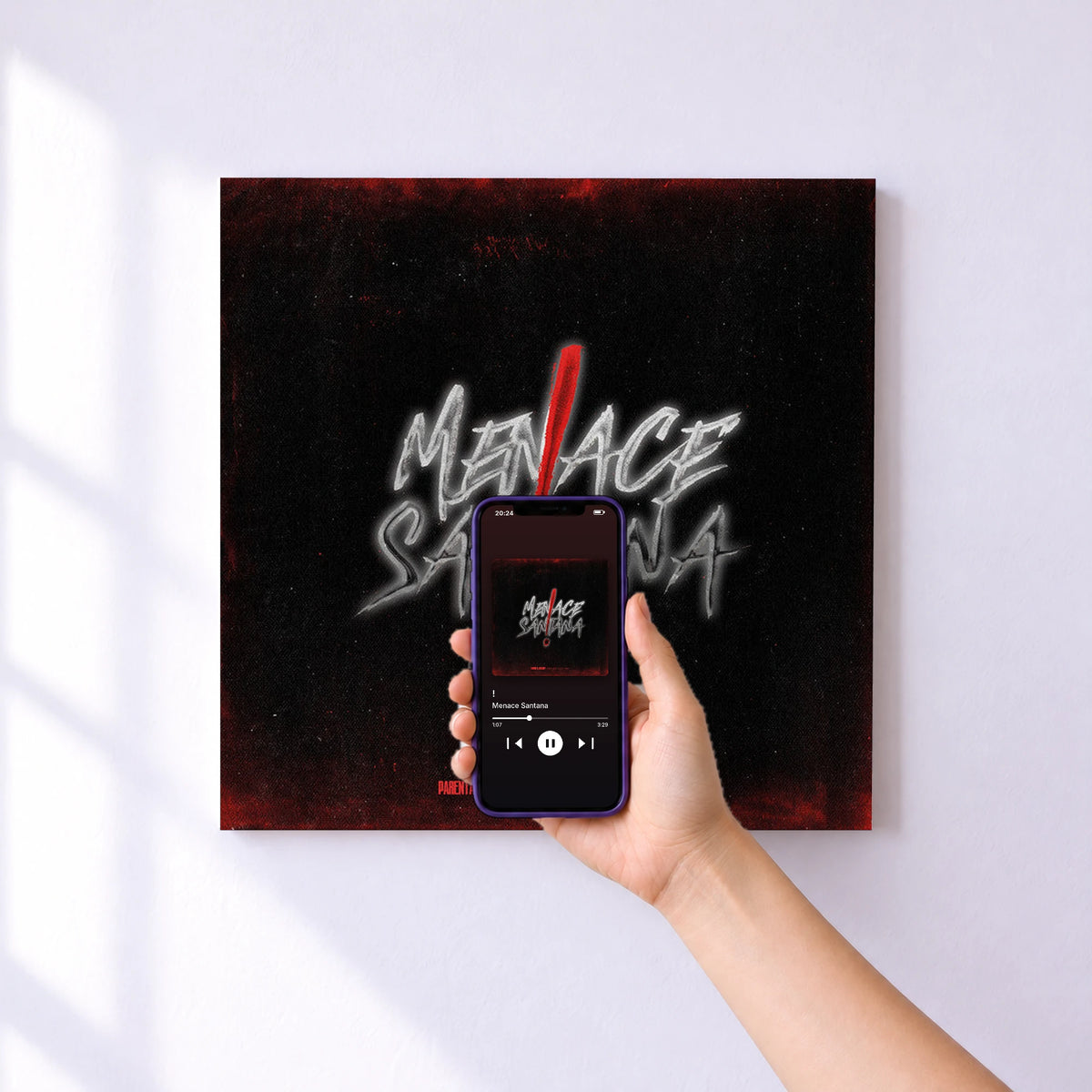 Affiche connectée ! de Menace Santana au mur : l'album se lance en approchant le téléphone