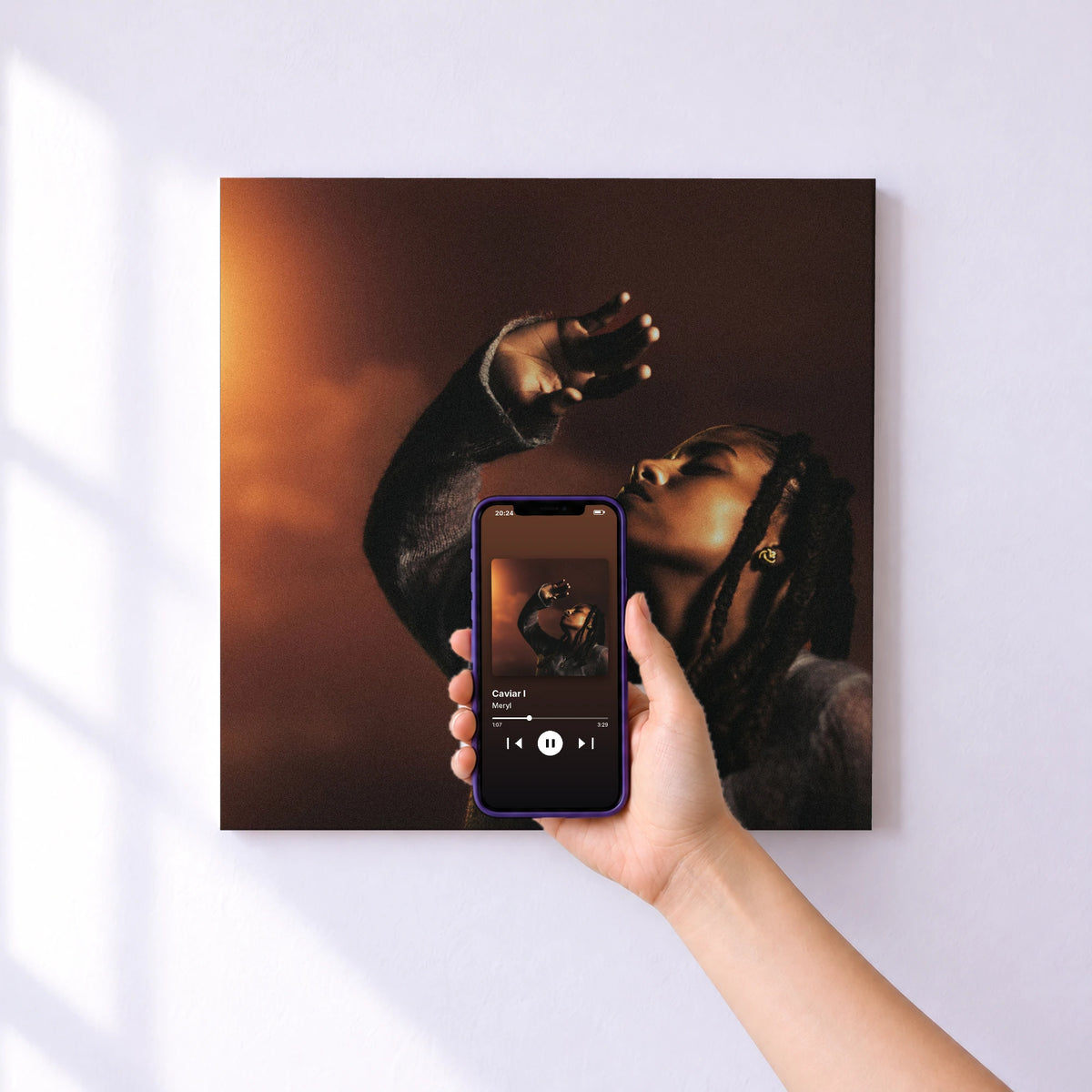 Affiche connectée Caviar I de Meryl au mur : l'album se lance en approchant le téléphone