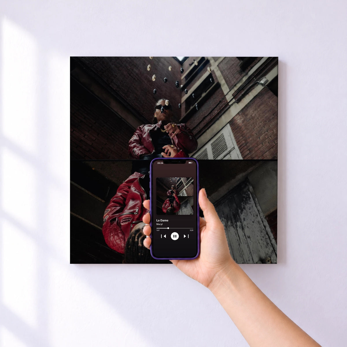 Affiche connectée La Dame de Meryl au mur : l'album se lance en approchant le téléphone