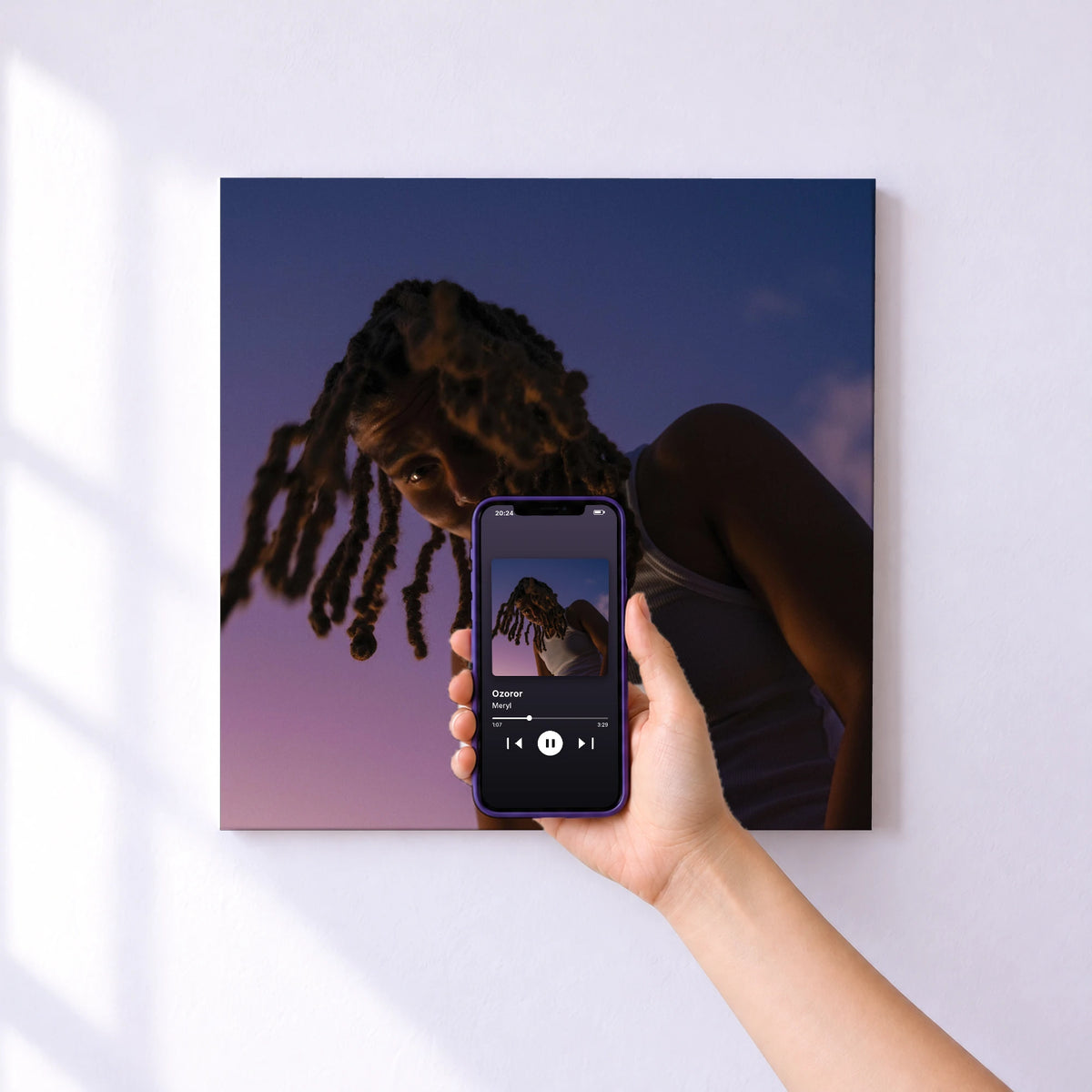 Affiche connectée Ozoror de Meryl au mur : l'album se lance en approchant le téléphone