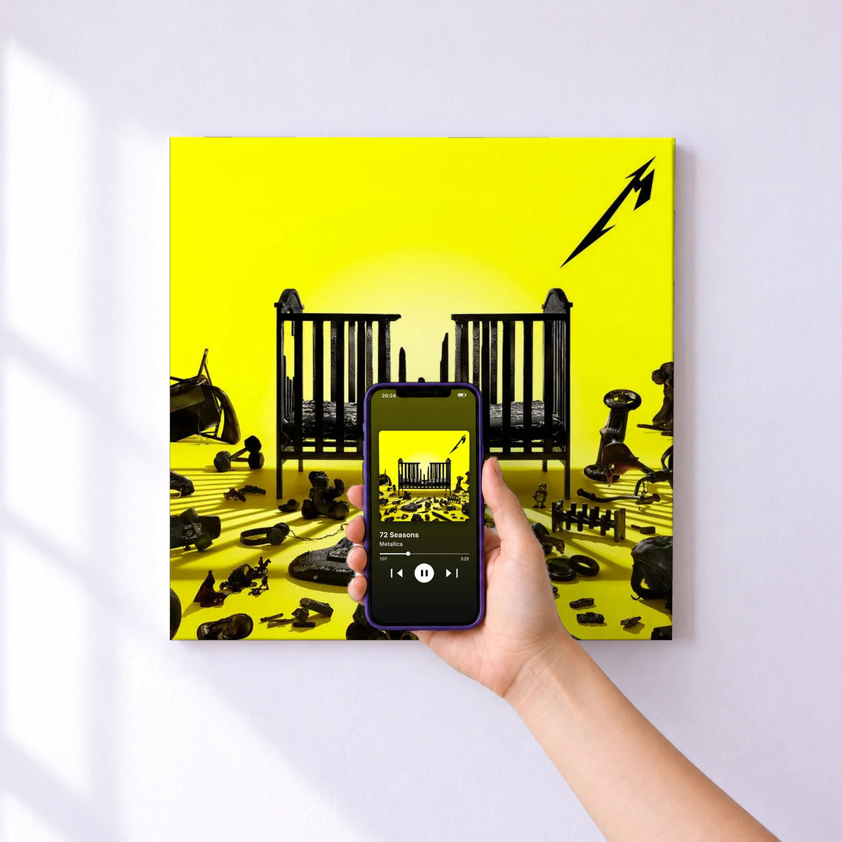 Affiche connectée 72 Seasons de Metallica au mur : l'album se lance en approchant le téléphone