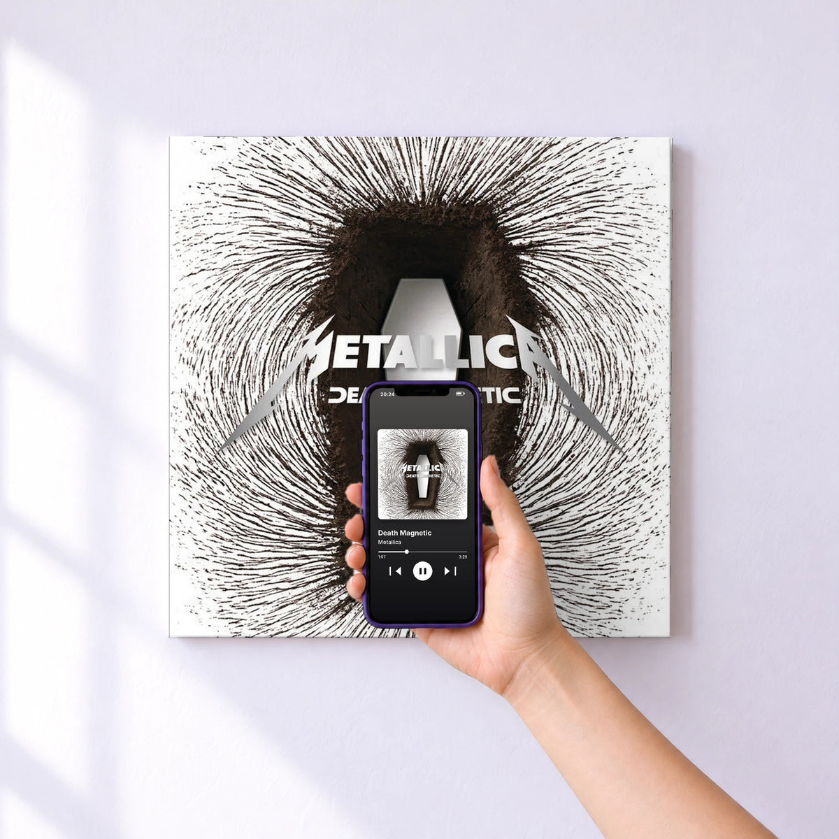 Affiche connectée Death Magnetic de Metallica au mur : l'album se lance en approchant le téléphone