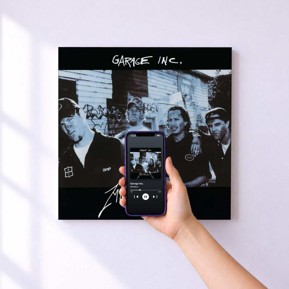 Affiche connectée Garage Inc. de Metallica au mur : l'album se lance en approchant le téléphone