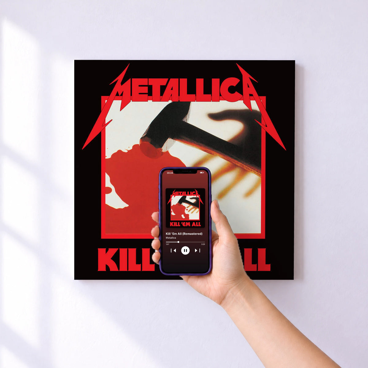 Affiche connectée Kill 'Em All (Remastered) de Metallica au mur : l'album se lance en approchant le téléphone