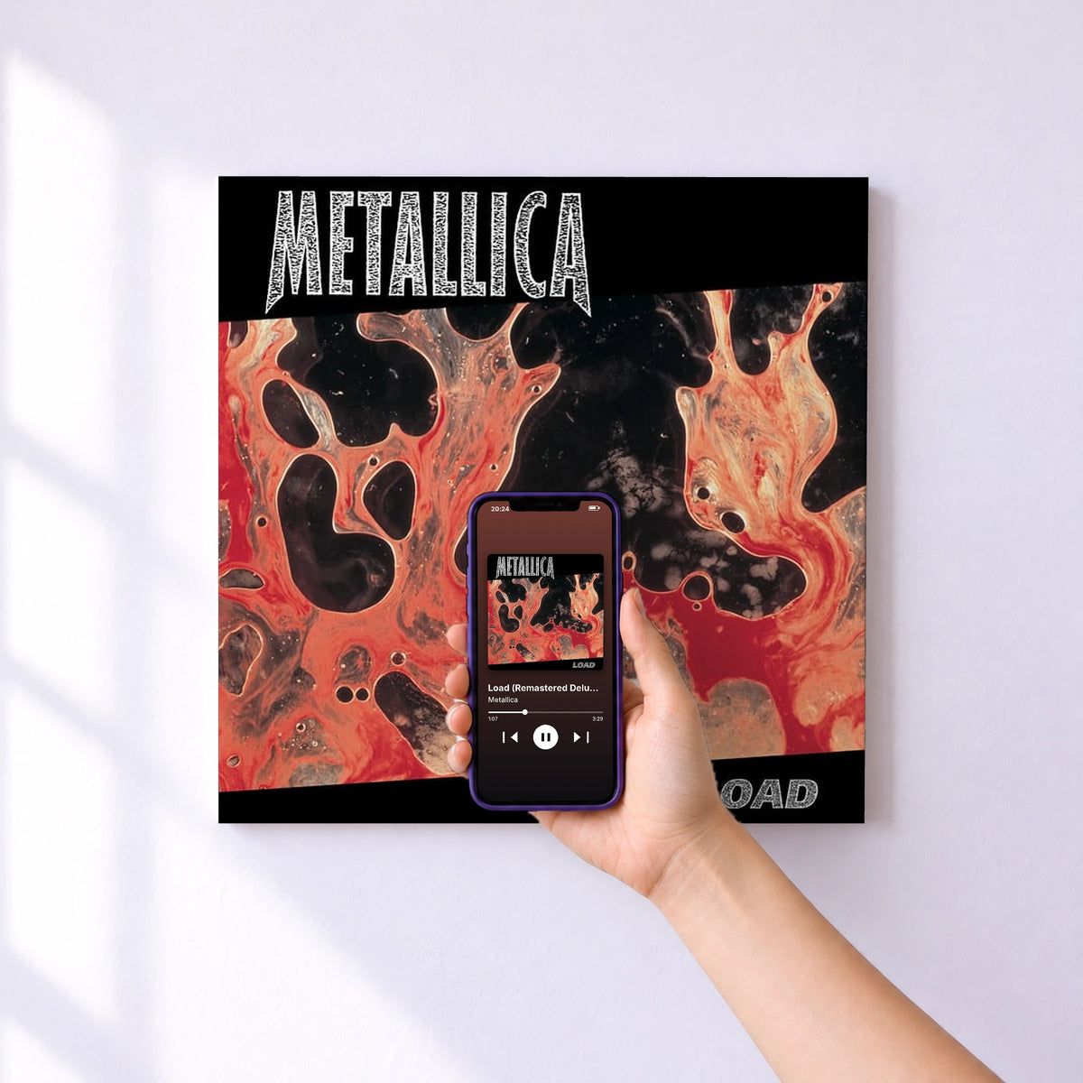 Affiche connectée Load (Remastered Deluxe Box Set) de Metallica au mur : l'album se lance en approchant le téléphone