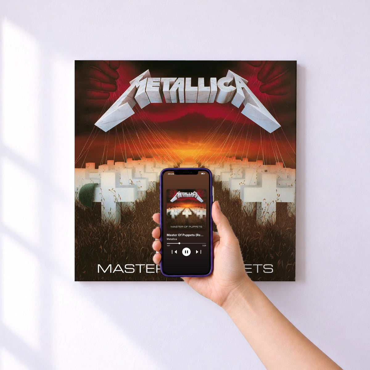 Affiche connectée Master Of Puppets (Remastered) de Metallica au mur : l'album se lance en approchant le téléphone