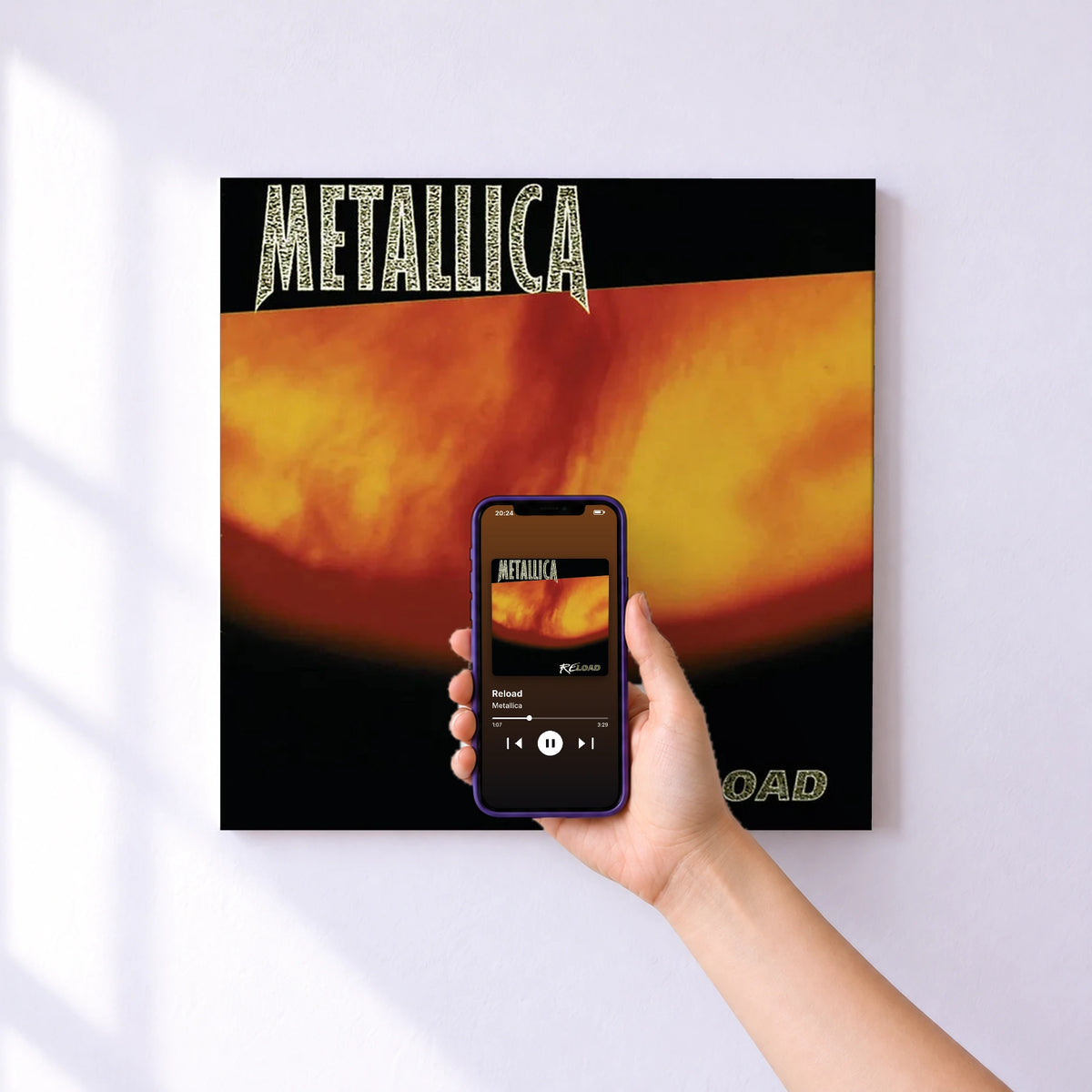 Affiche connectée Reload de Metallica au mur : l'album se lance en approchant le téléphone