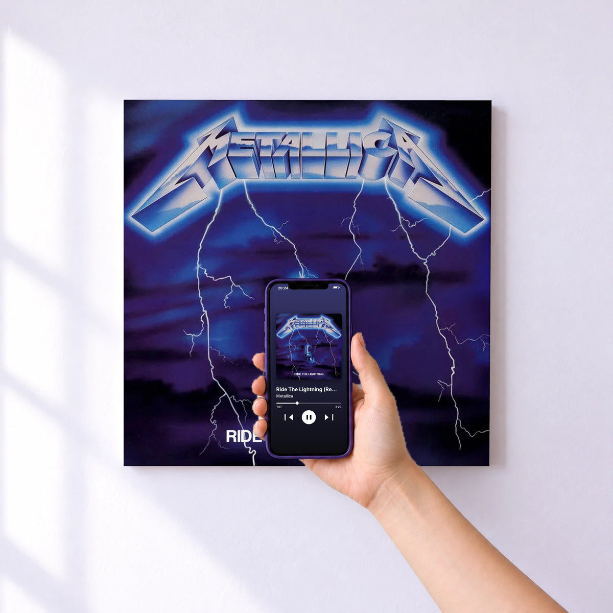 Affiche connectée Ride The Lightning (Remastered) de Metallica au mur : l'album se lance en approchant le téléphone
