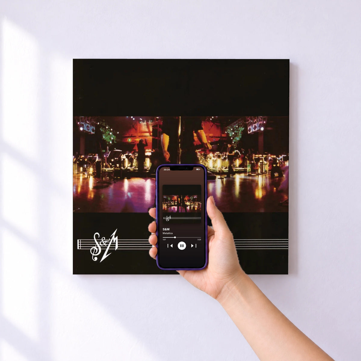 Affiche connectée S&M de Metallica au mur : l'album se lance en approchant le téléphone
