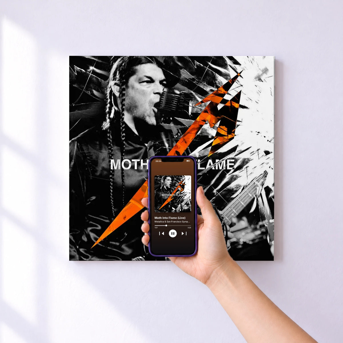 Affiche connectée Moth Into Flame (Live) de Metallica & San Francisco Symphony au mur : l'album se lance en approchant le téléphone