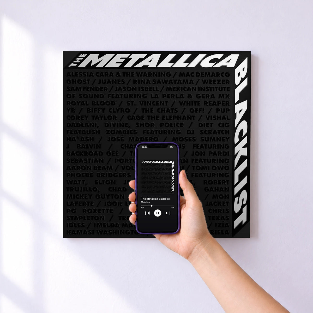 Affiche connectée The Metallica Blacklist de Metallica au mur : l'album se lance en approchant le téléphone