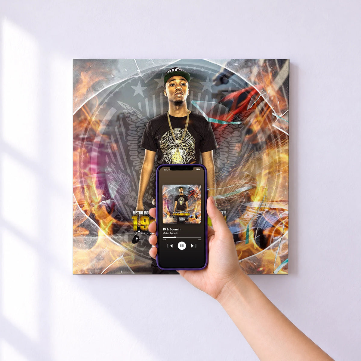 Affiche connectée 19 & Boomin de Metro Boomin au mur : l'album se lance en approchant le téléphone