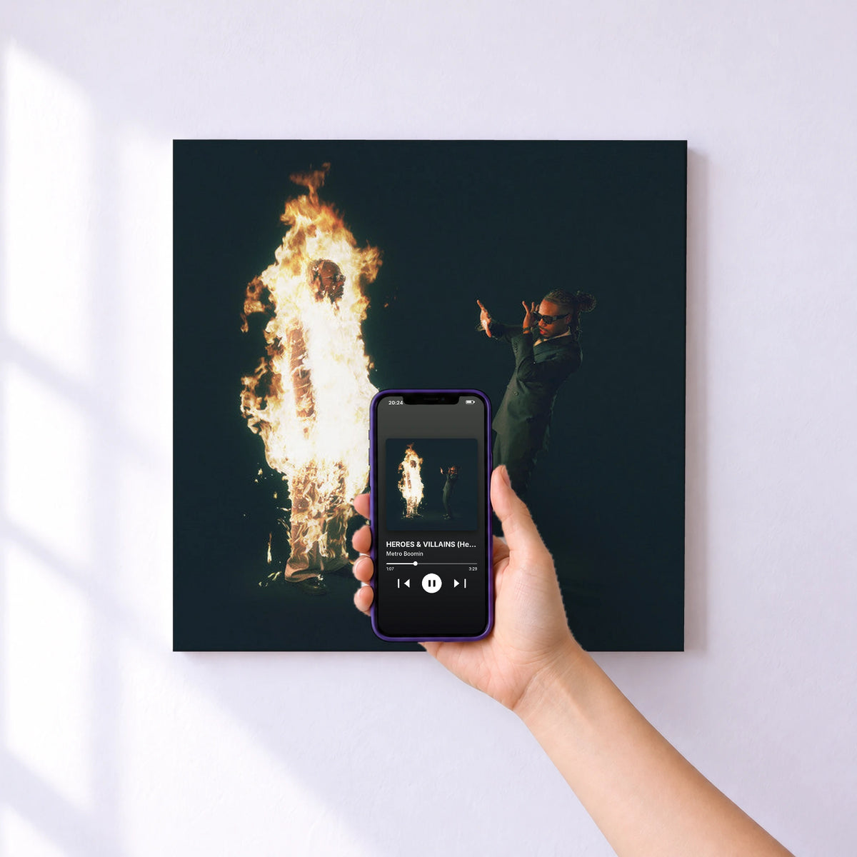 Affiche connectée HEROES & VILLAINS (Heroes Version) de Metro Boomin au mur : l'album se lance en approchant le téléphone
