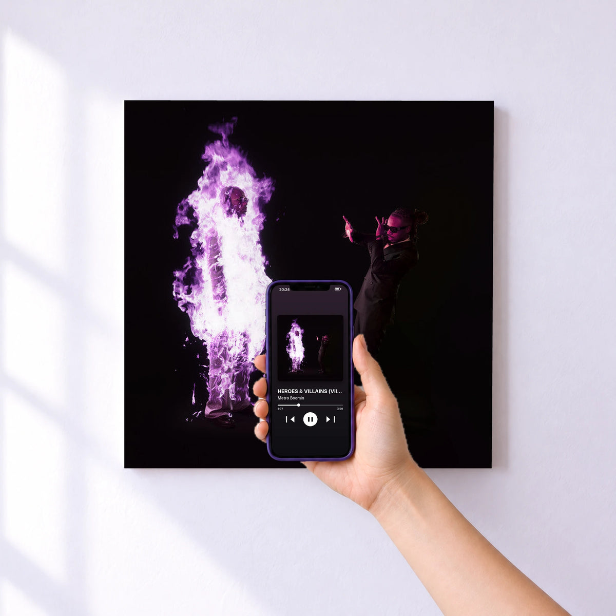 Affiche connectée HEROES & VILLAINS (Villains Version) de Metro Boomin au mur : l'album se lance en approchant le téléphone