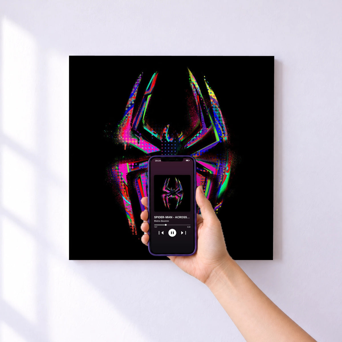 Affiche connectée SPIDER-MAN - ACROSS THE SPIDER VERSE de Metro Boomin au mur : l'album se lance en approchant le téléphone