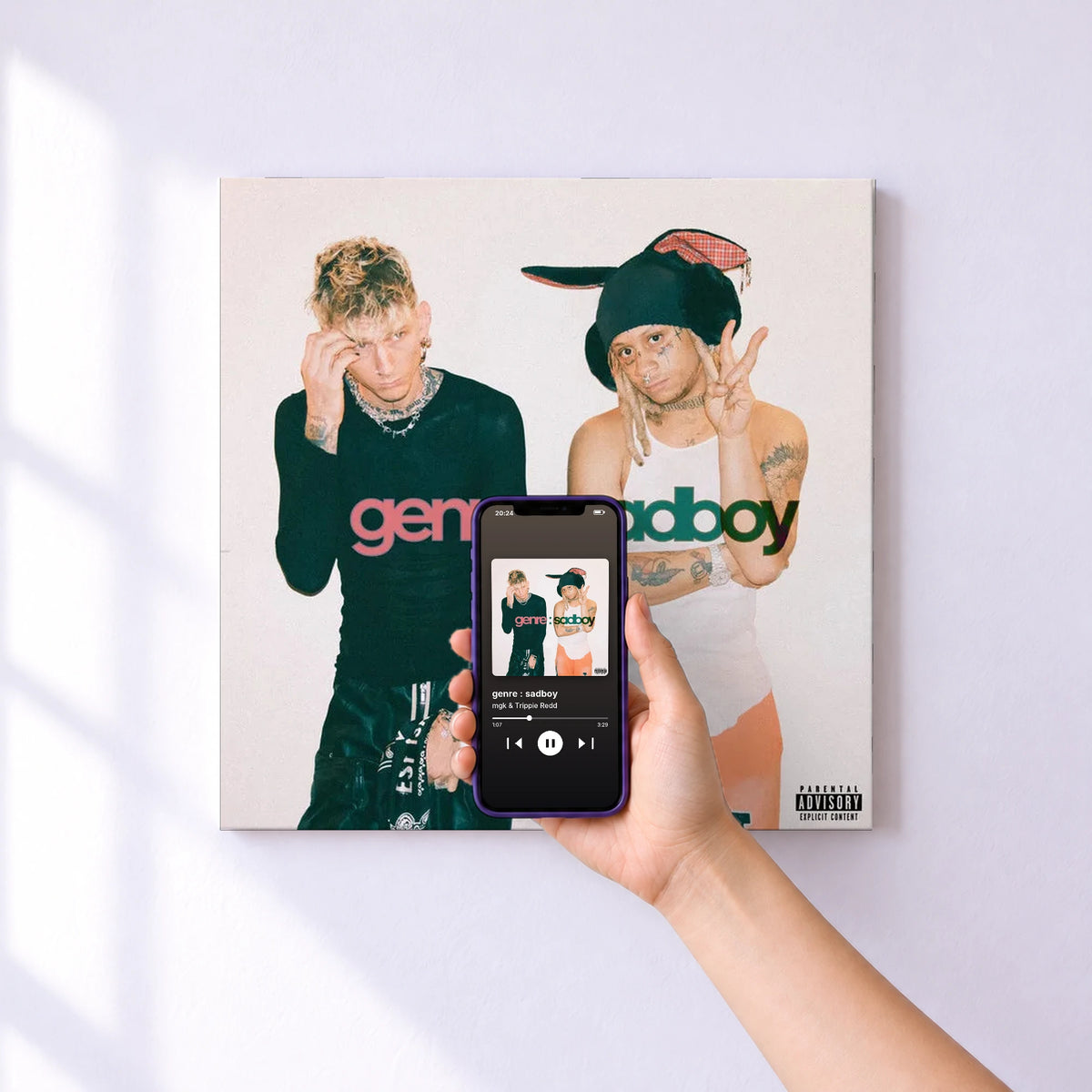 Affiche connectée genre : sadboy de mgk & Trippie Redd au mur : l'album se lance en approchant le téléphone