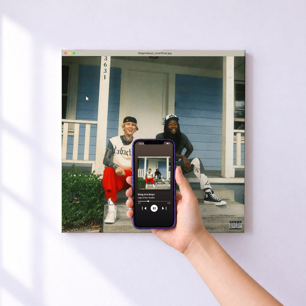 Affiche connectée blog era boyz de mgk & Wiz Khalifa au mur : l'album se lance en approchant le téléphone
