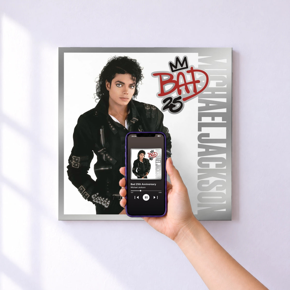 Affiche connectée Bad 25th Anniversary de Michael Jackson au mur : l'album se lance en approchant le téléphone