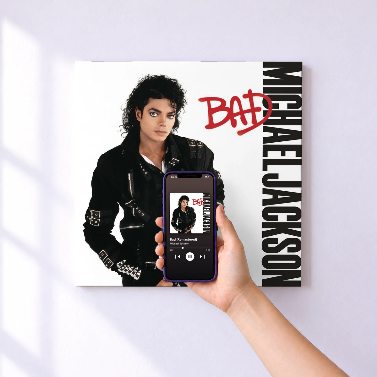 Affiche connectée Bad (Remastered) de Michael Jackson au mur : l'album se lance en approchant le téléphone