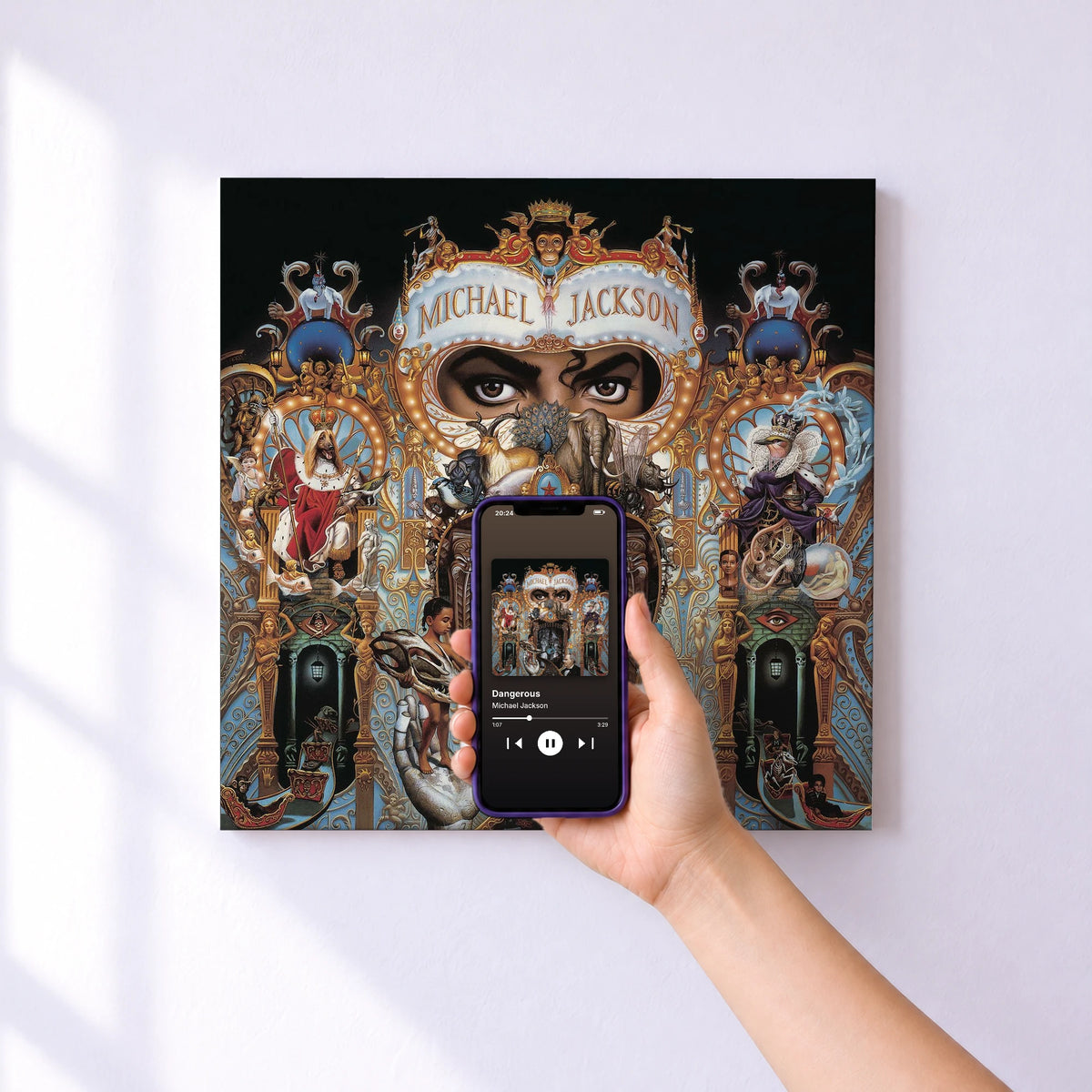 Affiche connectée Dangerous de Michael Jackson au mur : l'album se lance en approchant le téléphone