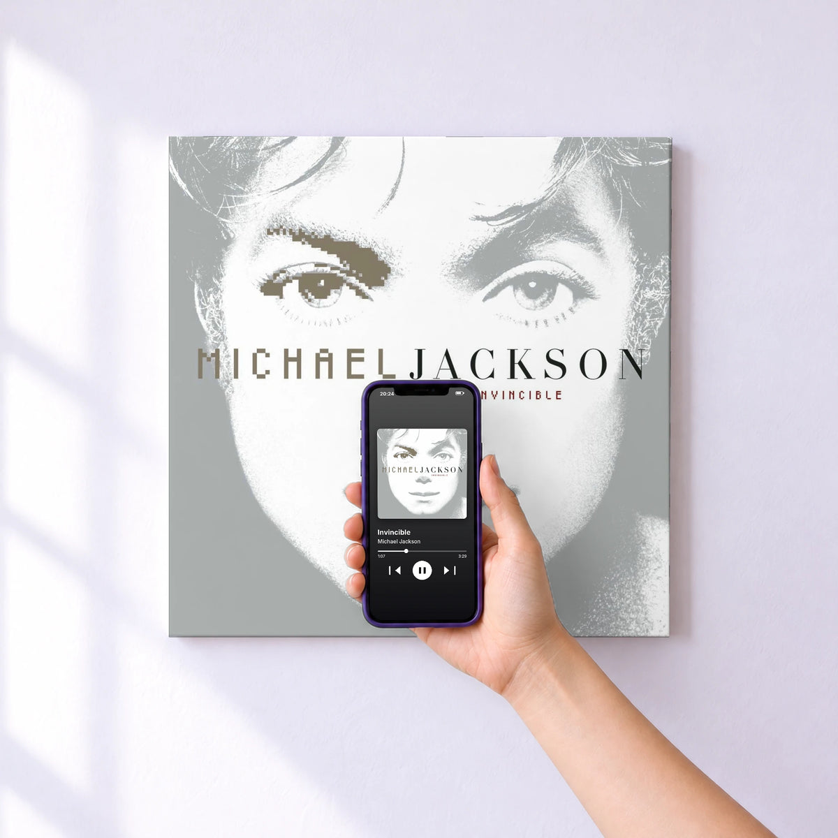 Affiche connectée Invincible de Michael Jackson au mur : l'album se lance en approchant le téléphone