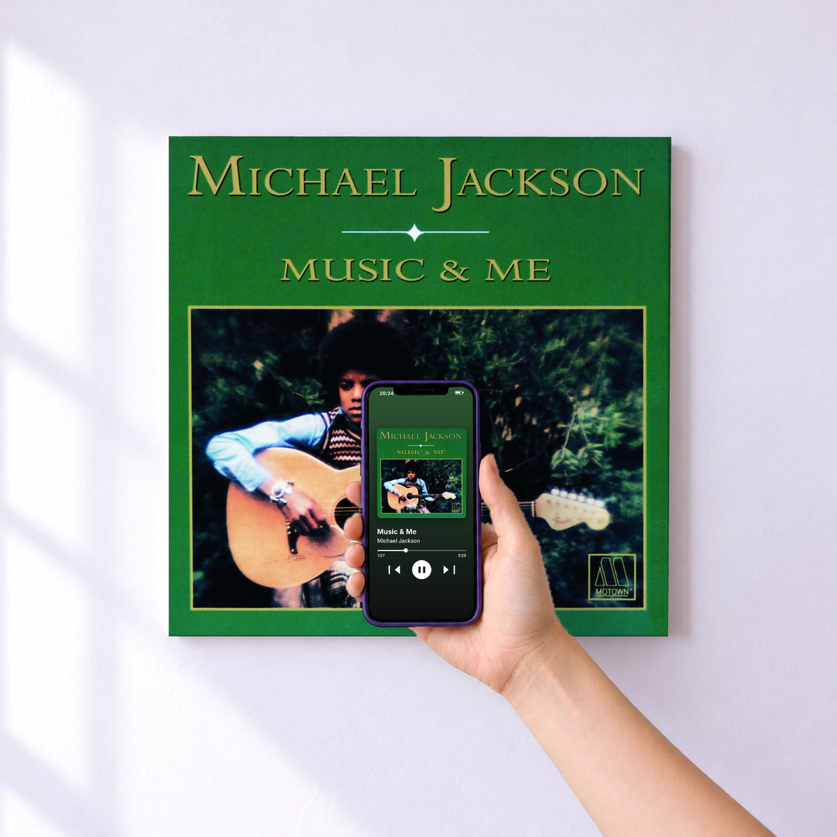 Affiche connectée Music & Me de Michael Jackson au mur : l'album se lance en approchant le téléphone