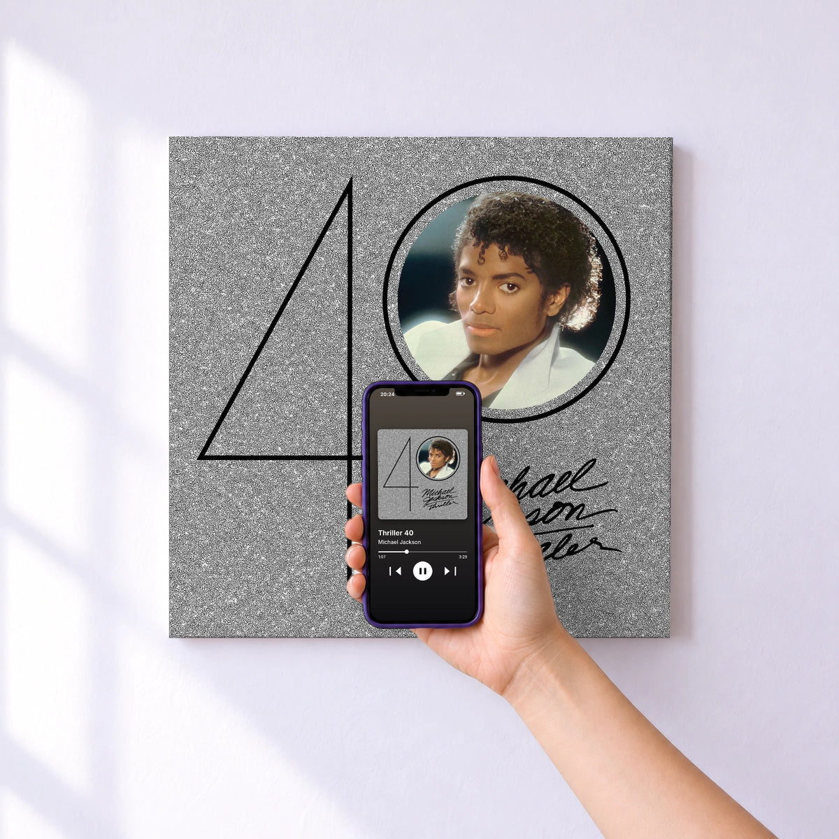 Affiche connectée Thriller 40 de Michael Jackson au mur : l'album se lance en approchant le téléphone