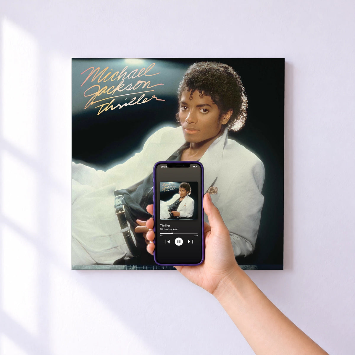 Affiche connectée Thriller de Michael Jackson au mur : l'album se lance en approchant le téléphone