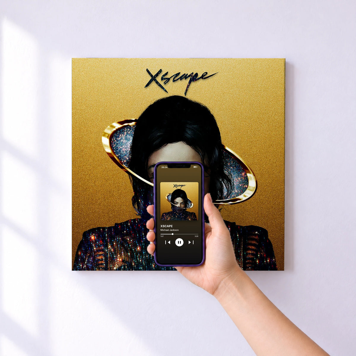 Affiche connectée XSCAPE de Michael Jackson au mur : l'album se lance en approchant le téléphone