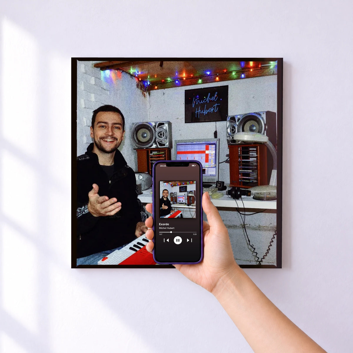 Affiche connectée Exorde de Michel Hubert au mur : l'album se lance en approchant le téléphone
