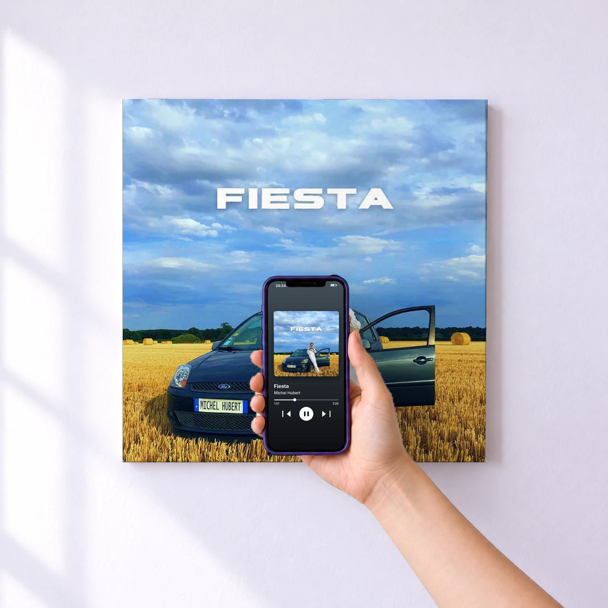 Affiche connectée Fiesta de Michel Hubert au mur : l'album se lance en approchant le téléphone
