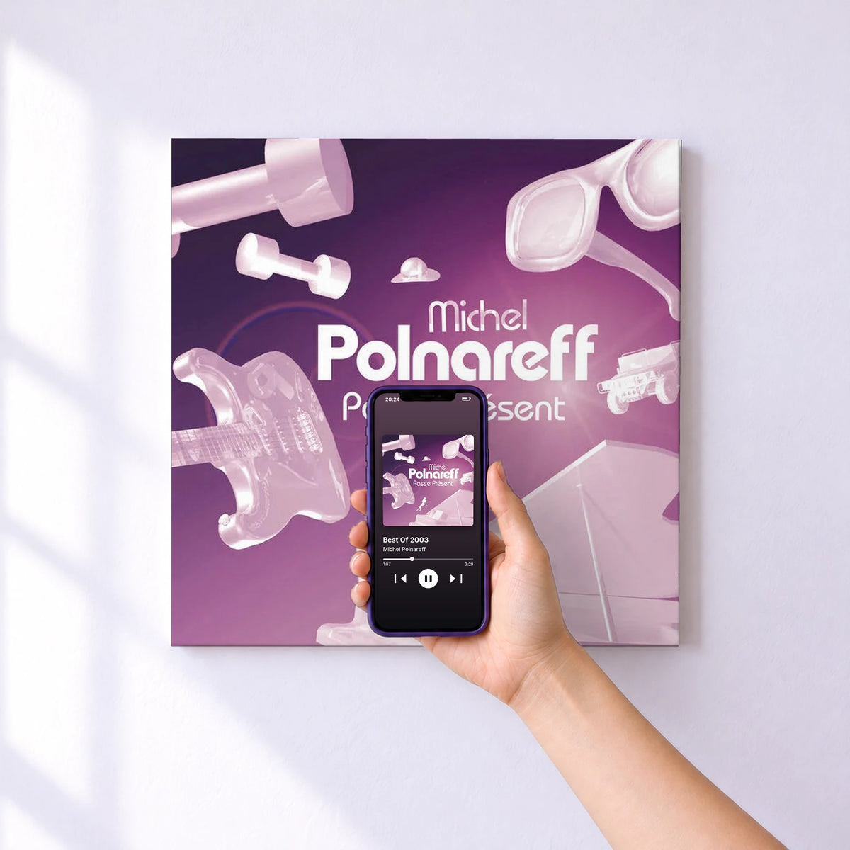 Affiche connectée Best Of 2003 de Michel Polnareff au mur : l'album se lance en approchant le téléphone