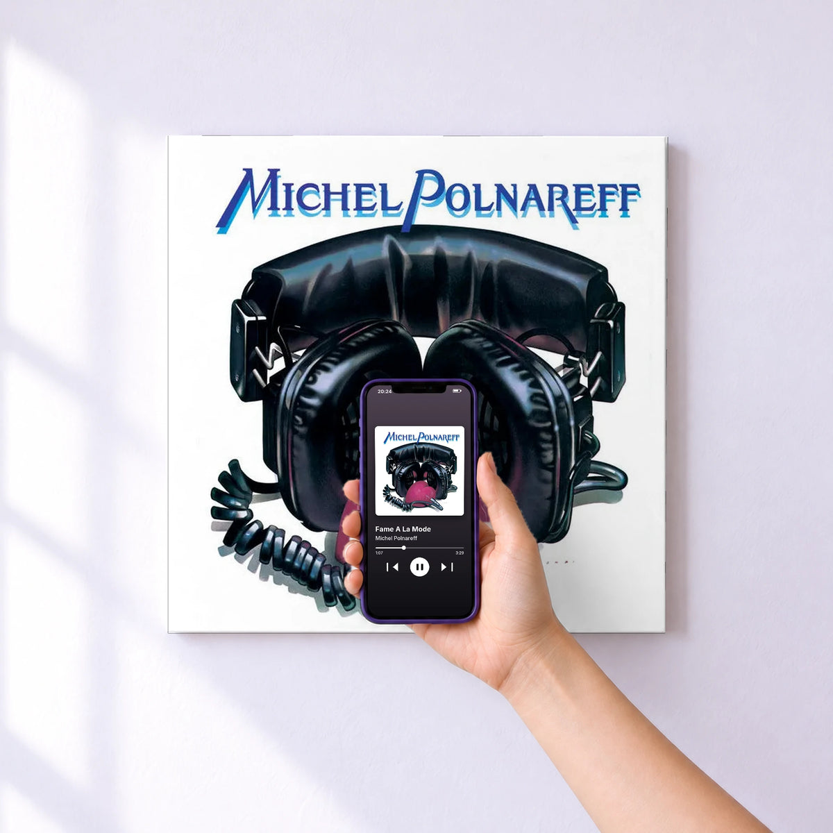 Affiche connectée Fame A La Mode de Michel Polnareff au mur : l'album se lance en approchant le téléphone