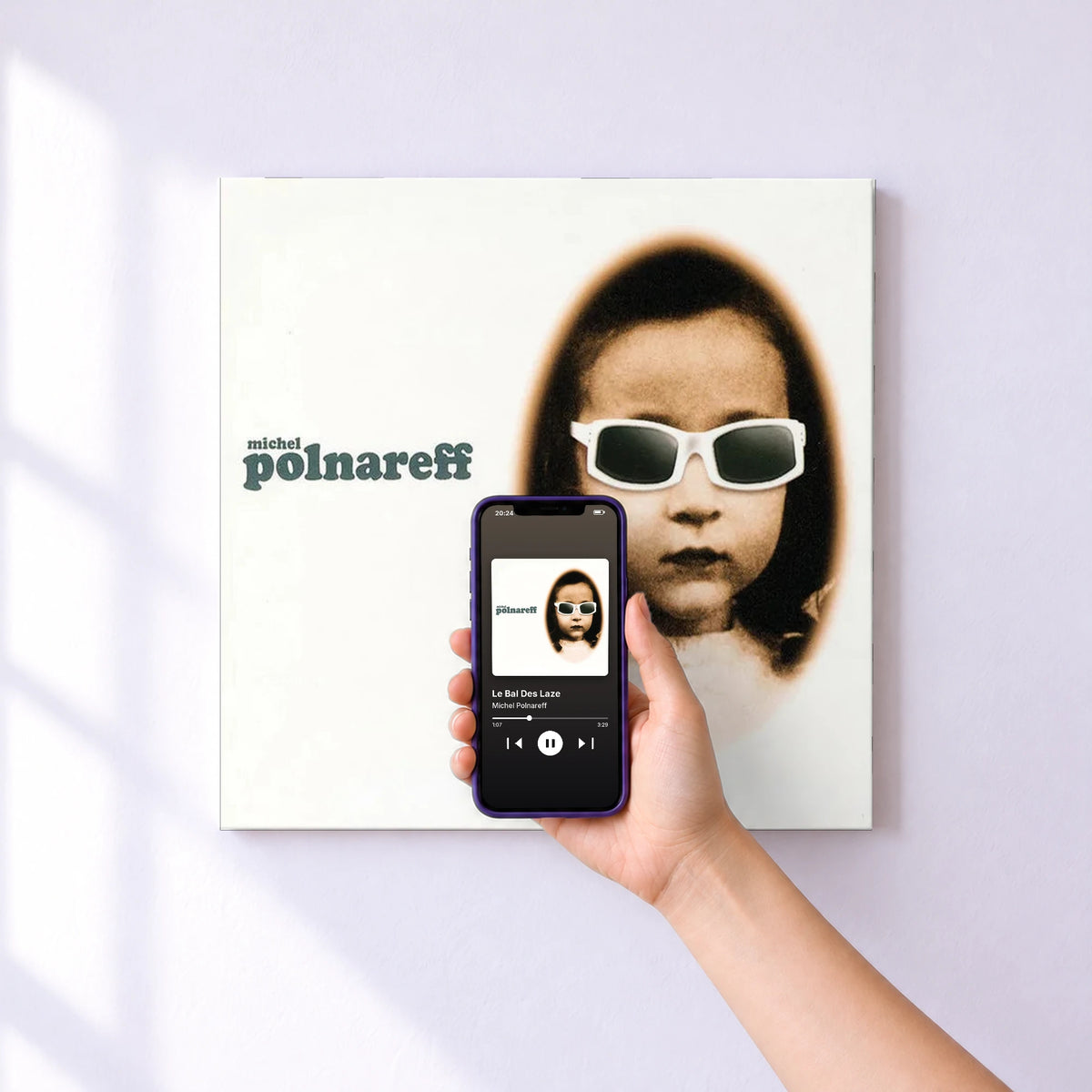Affiche connectée Le Bal Des Laze de Michel Polnareff au mur : l'album se lance en approchant le téléphone