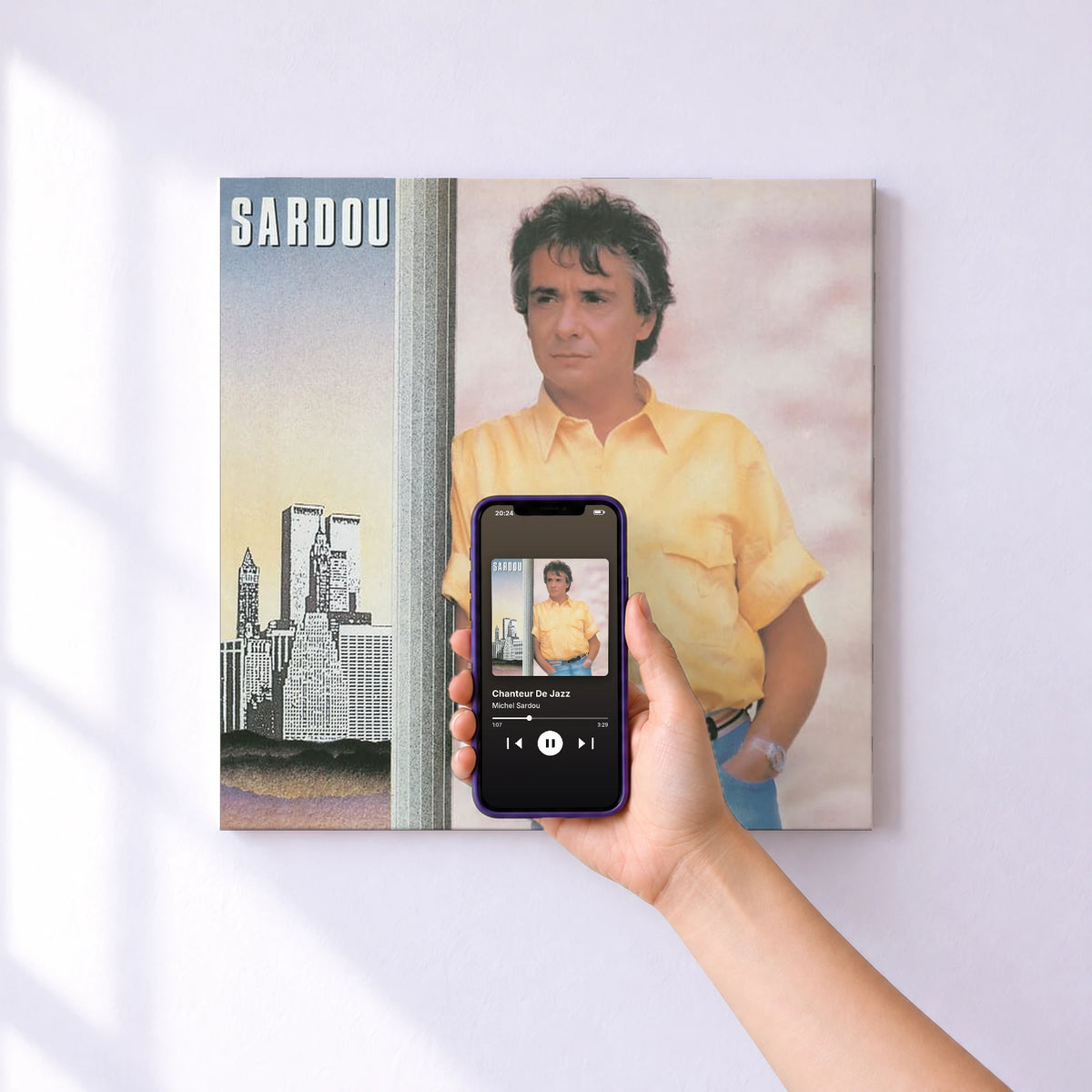 Affiche connectée Chanteur De Jazz de Michel Sardou au mur : l'album se lance en approchant le téléphone