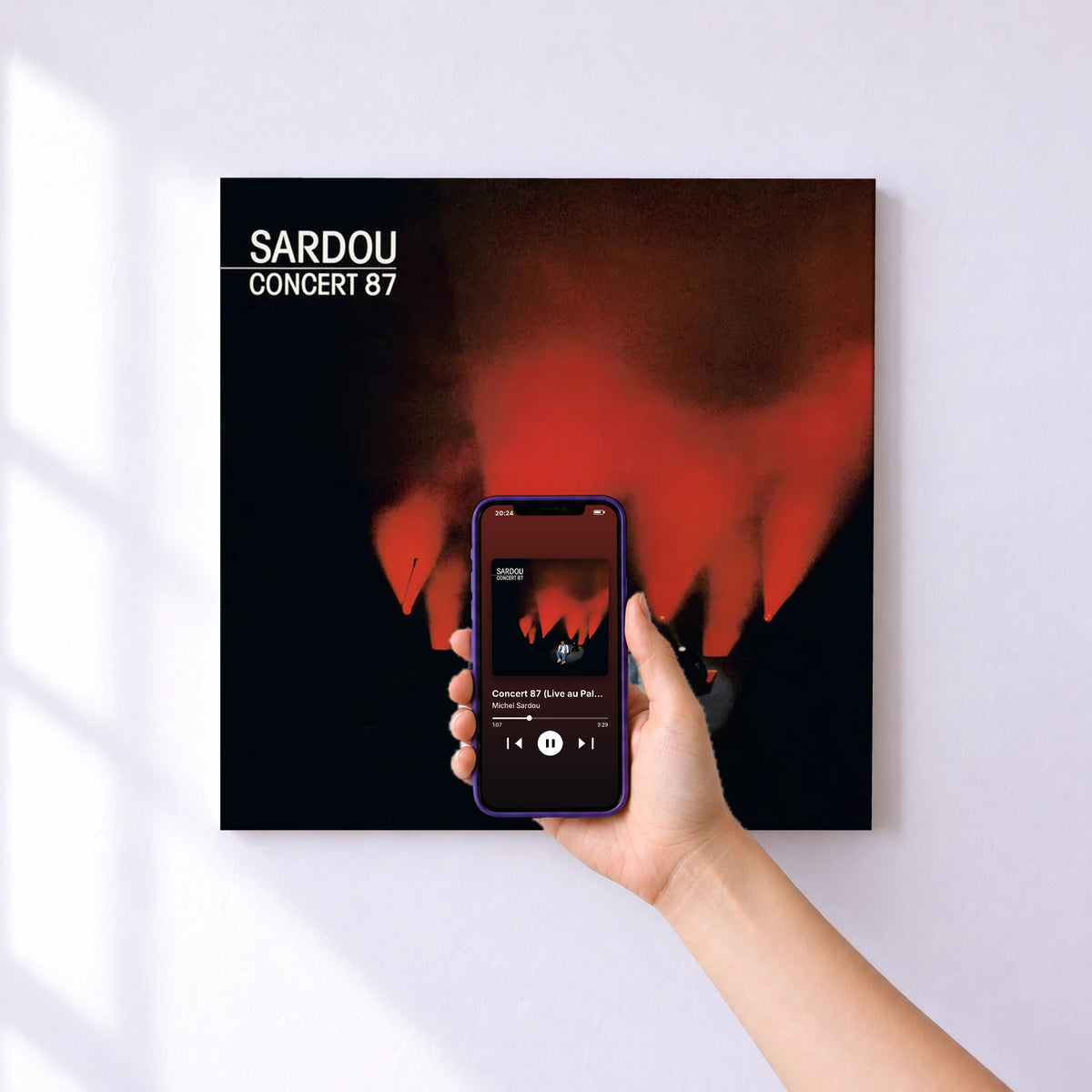 Affiche connectée Concert 87 (Live au Palais des Congrès, Paris / 1987) de Michel Sardou au mur : l'album se lance en approchant le téléphone