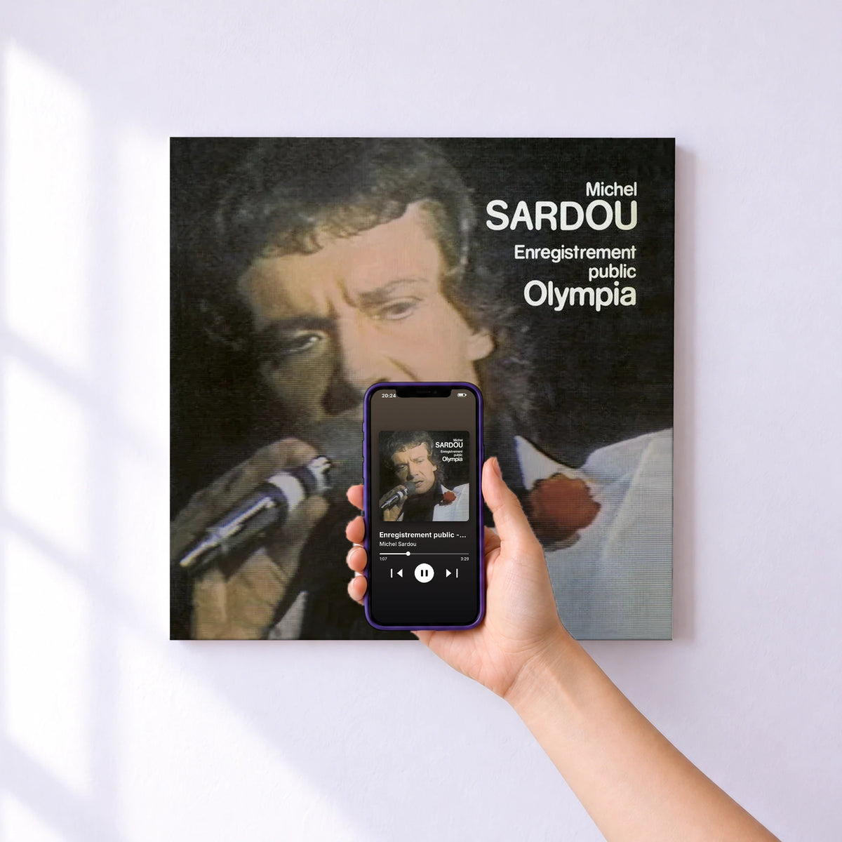 Affiche connectée Enregistrement public - Olympia 76 (Live à l'Olympia, Paris / 1976) de Michel Sardou au mur : l'album se lance en approchant le téléphone