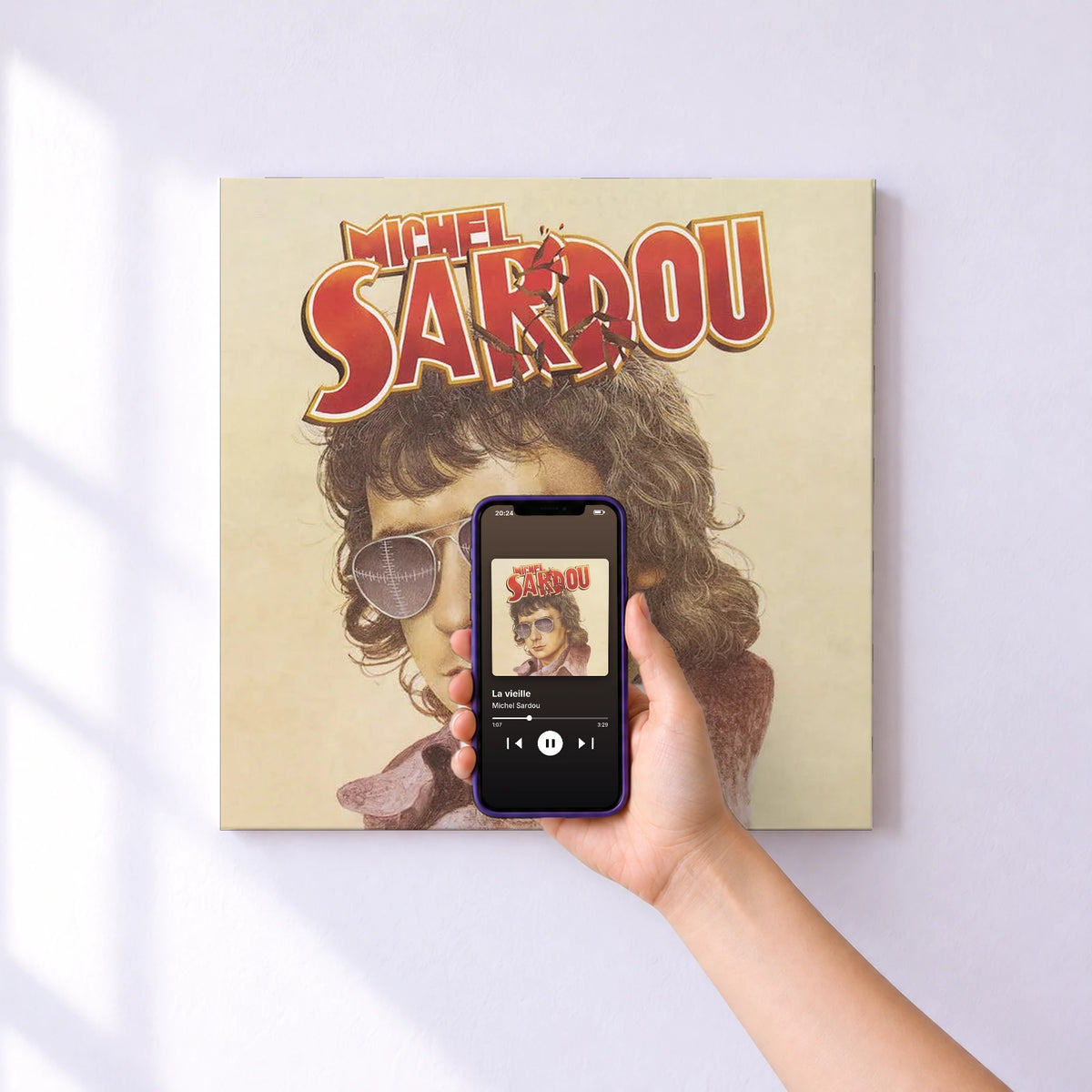 Affiche connectée La vieille de Michel Sardou au mur : l'album se lance en approchant le téléphone