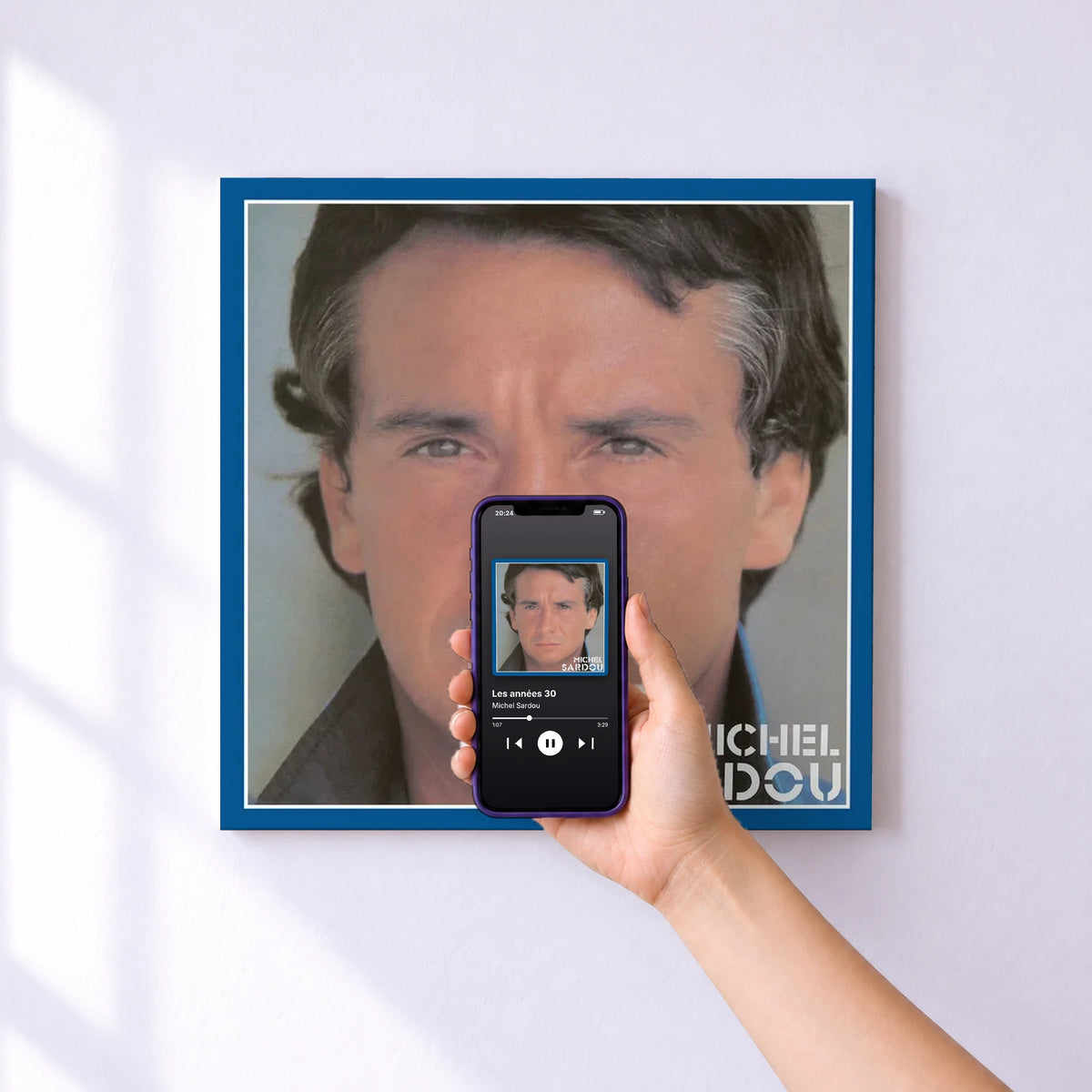 Affiche connectée Les années 30 de Michel Sardou au mur : l'album se lance en approchant le téléphone