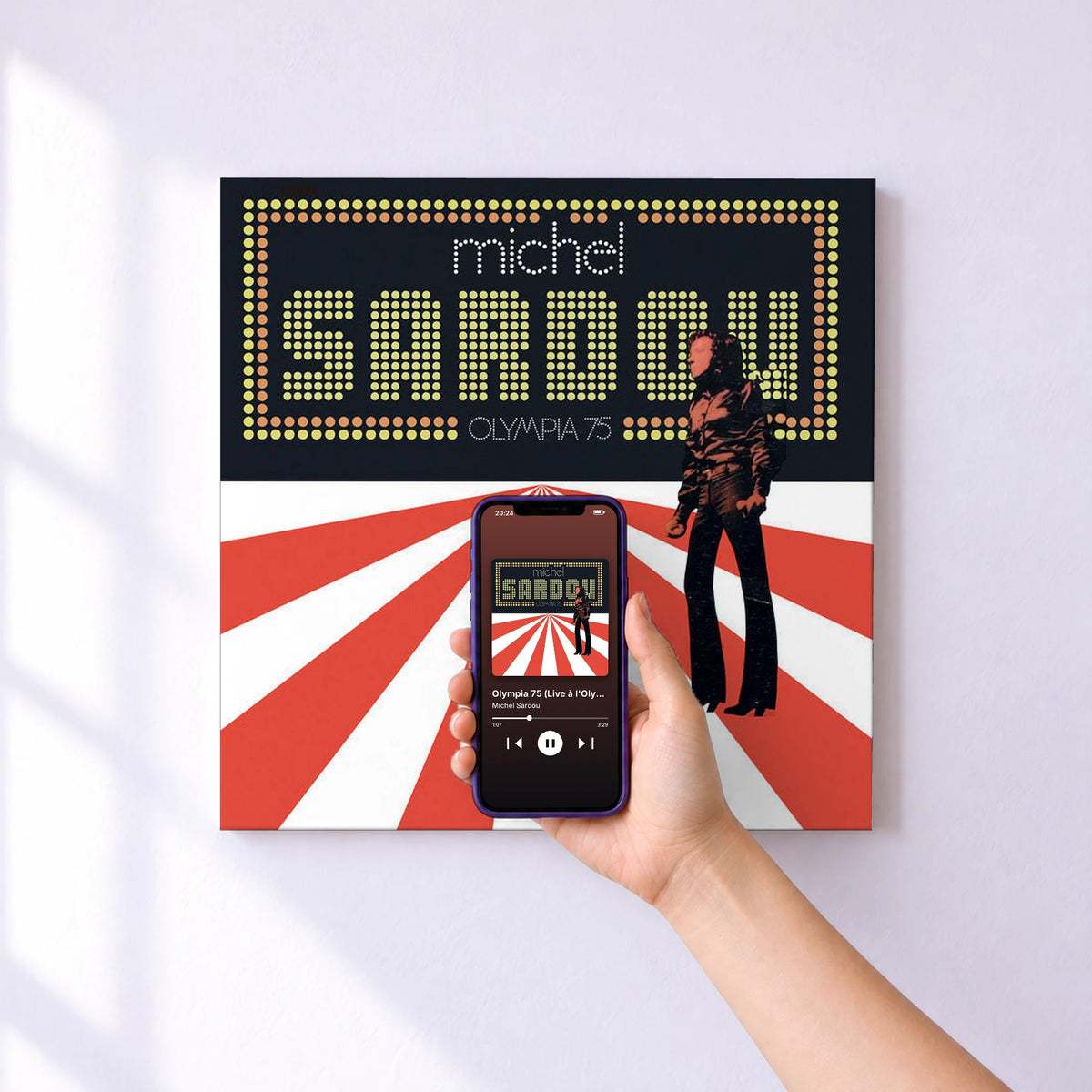 Affiche connectée Olympia 75 (Live à l'Olympia, Paris / 1975) de Michel Sardou au mur : l'album se lance en approchant le téléphone