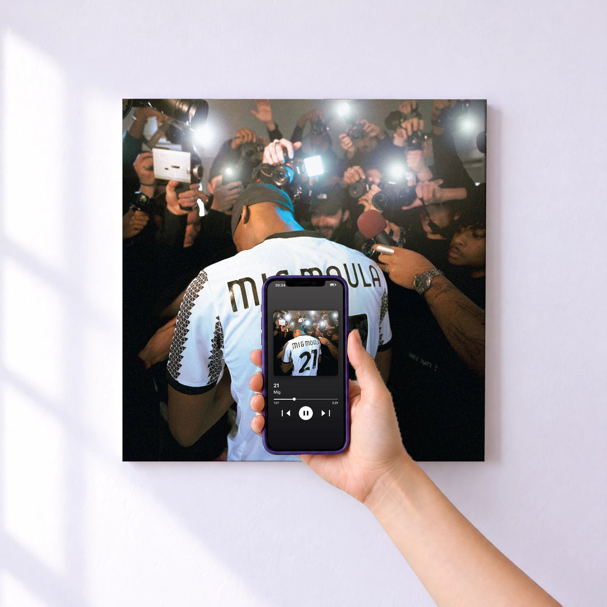 Affiche connectée 21 de Mig au mur : l'album se lance en approchant le téléphone