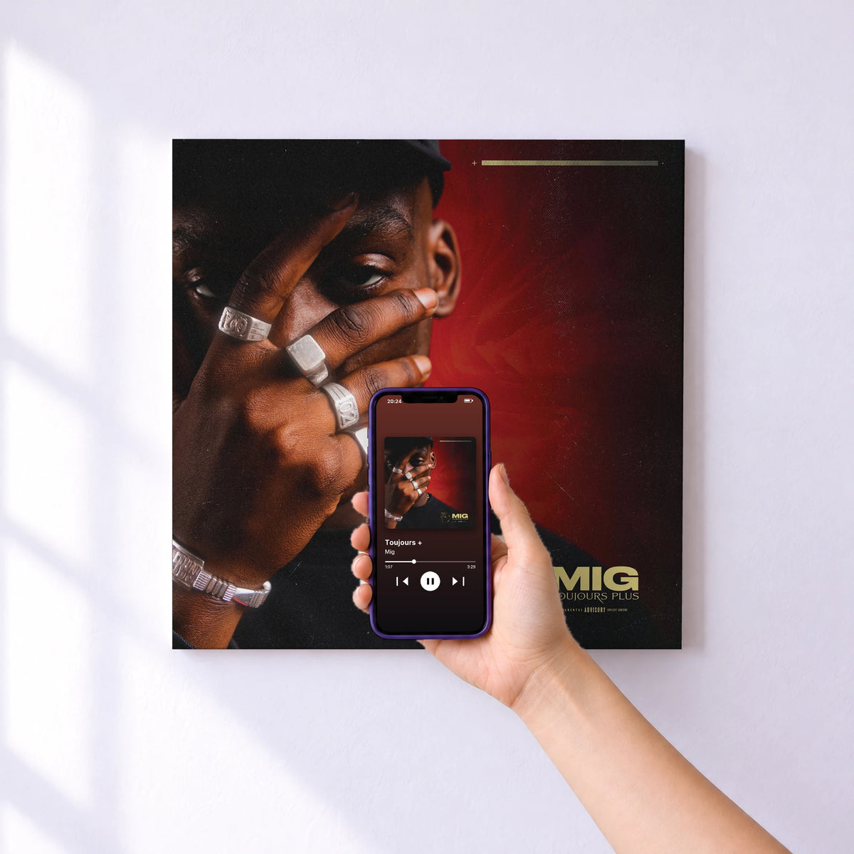 Affiche connectée Toujours + de Mig au mur : l'album se lance en approchant le téléphone