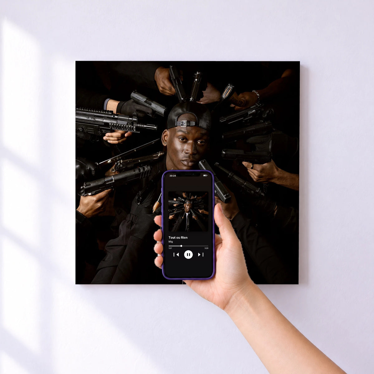 Affiche connectée Tout ou Rien de Mig au mur : l'album se lance en approchant le téléphone
