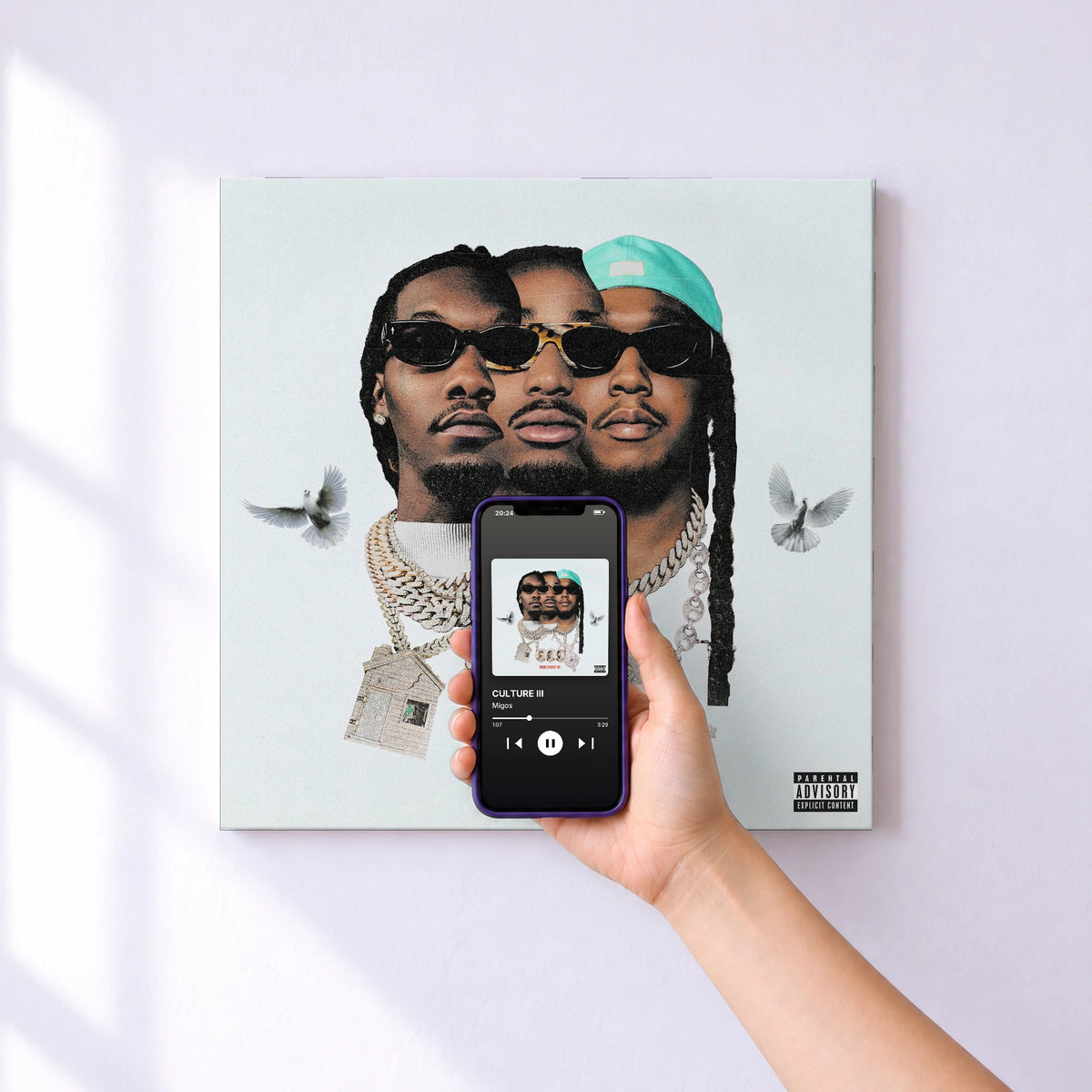 Affiche connectée CULTURE III de Migos au mur : l'album se lance en approchant le téléphone